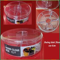 Hộp nhựa tròn trong suốt chia nhiều ngăn (6 ngăn), có nắp, đường kính 20cm cao 6cm.