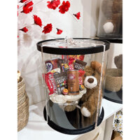 Hộp quà tặng - Gấu ôm giỏ bánh kẹo trong hộp trụ mica 30x45