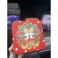 Hộp thiếc vuông mèo thần tài đựng các loại bánh cookies làm quà tặng trong các dịp lễ tết chất liệu thiếc tốt, nhẹ