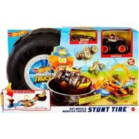 Hot Wheels Monster Trucks Stunt Tire Play Set Opens to Reveal Arena with Launcher, 1 1:64 Scale Car & 1 Monster Truck, Portable Toy GVK48Hot Wheels Monster Trucks Stunt Tire Play Set Mở ra để lộ Đấu trường với bệ phóng, Xe tỷ lệ 1: 64 & 1 Monster Truck, Đ
