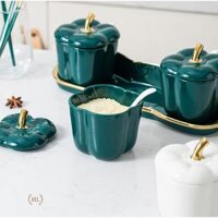 HŨ ĐỰNG GIA VỊ BẰNG SỨ KIỂU DÁNG ỚT CHUÔNG PHONG CÁCH VINTAGE  BỘ GIA VỊ SỨ 3 KÈM ĐẾ SỨ CAO CẤP KẺ CHỈ VÀNG KIM DECOR - Xanh