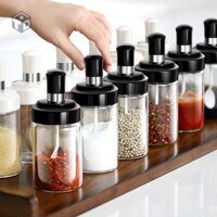 HŨ THỦY TINH ĐỰNG GIA VỊ KÈM MUỖNG MÚC(Nắp màu đen)