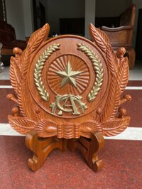 Huy hiệu công an nhân dân trạm khắc bằng gỗ hương đá