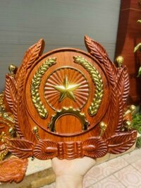 Huy hiệu công an quân đội bằng gỗ hương đá pu dát vàng điểm cao cấp kt cao tổng 34303cm