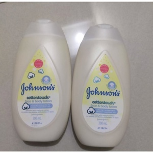 Bộ 2 chai dầu gội đầu dưỡng ẩm Johnson & Johnson -  200ml