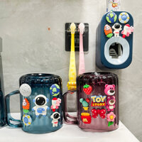 Kệ để bàn chải nhả kem đánh răng tự động giá treo cốc gấu dâu và phi hành gia dán tường cho bé