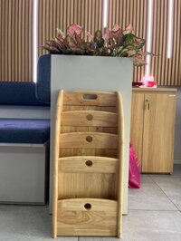 KỆ ĐỰNG BÁO, TẠP CHÍ BẰNG GỖ, KỆ BÁO LÁ XÁCH 4 NGĂN, KỆ GỖ TRANG TRÍ QUÀY LỄ TÂN