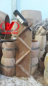 Kệ gỗ sồi cắm 8 chai rượu vang treo tường