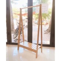 kệ gỗ treo quần áo