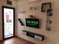 Kệ tivi treo tường 2 ngăn kéo cánh lật bo góc – Vân đen – cánh trắng – Cái