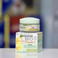 Kem dưỡng ẩm ban ngày GARNIER BIO Vitamin C GLOW. Chăm sóc dưỡng ẩm  chống lại làn da mệt mỏi và không đều màu.
