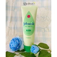 Kem Dưỡng Ẩm Johnson's Baby Creamy Oil with Aloe Vera & Vitamin E 236ml.