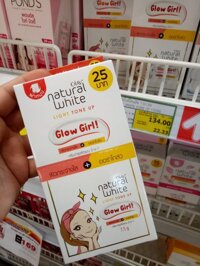 Kem dưỡng da Olay Natural White Light Tone Up Glow Girl