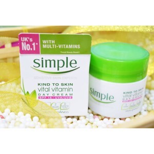 Kem dưỡng Simple Kind to Skin Vital Vitamin Day Cream 50ml