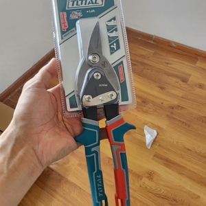 Kéo cắt tôn mũi cong trái Total THT521106 (10")