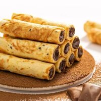 Kẹo cuộn hình trứng sô cô la hương lạc đi kèm nhân muối biển, một loại snack nhỏ được yêu thích làm món ăn vặt