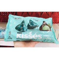KẸO SOCOLA ĐEN NHÂN SOCOLA BẠC HÀ NOEL/ HERSHEY'S KISSES Mint Truffle Dark Chocolate Holiday 283g- USA