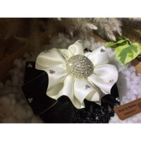 Kẹp búi nơ nhung màu rêu và satin trắng đính center cườm.