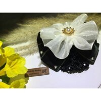 Kẹp ruy băng nhung xanh rêu nơ voan đính center hạt trai cao cấp.