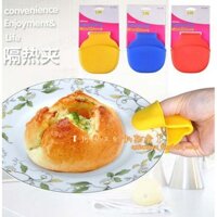 Kẹp tấm cách nhiệt silicone KM1024 Nhật Bản, kẹp chống bỏng, kẹp găng tay chống bỏng, kẹp giữ đĩa cho lò vi sóng
