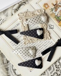 Kẹp tóc vải tam giác nền chấm đính trái tim