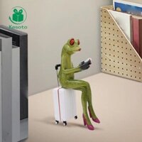 Kesoto Nhựa Hình Ếch Ngồi Trên Vali Tượng Cho Phòng Ngủ Máy Tính Để Bàn Lò Sưởi