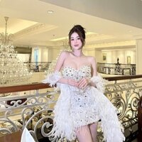 Khăn choàng lông vũ  KT CLOTHING đi kèm váy dự tiệc