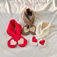 Khăn len họa tiết trái tim cho bé