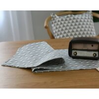 Khăn trải bàn dài tam giác sọc xám nhọn