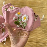 Khẩu trang thêu hoa ruy băng độc đáo, có nẹp mũi