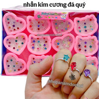 Khay 12 hộp nhẫn nhựa hình kim cương đá quý cho bé