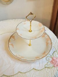 Khay bánh 2 tầng viền hoa hồng – Lancel