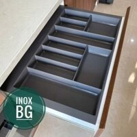 Khay chia thìa dĩa vân carbon đặt trong ngăn kéo tủ bếp hãng Eurogold