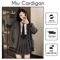 Khoác cardigan len dệt MIU CARDIGAN màu xám phối viền đen, Áo khoác len nữ thêu logo gấu dáng thụng