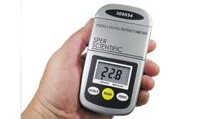 Khúc xạ kế điện tử đo độ mặn Sper Scientific 300054