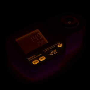 Khúc xạ kế phân tích độ ngọt trong rượu Hanna HI96816