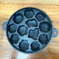 Khuôn gang 12 lỗ hoa văn làm bánh thuẩn, bông lan