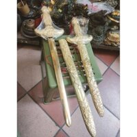 kiếm phong thủy bằng đồng vàng, hàng thủ công mỹ nghệ, đồng lá thúc nổi hoa văn