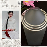 Kiềng cổ mặc Áo Dài mạ bạc điêu khắc hoạ tiết dân tộc, sang trọng. Kiềng phù hợp dùng chung với: Pháp Phục, Áo Dài,....