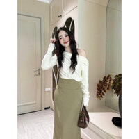 Kim Clothing - Set áo thun trắng lệch vai nhíu eo tay dài + chân váy rêu nhạt dáng suông nhẹ xẻ tà
