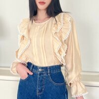 KIOBI - Áo kiểu Ninara form suông rộng, cổ tròn, tay phồng nhún bèo, bèo ngực viền ren, vải tơ silk mịn be - KIA224346B