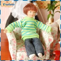 Koolsoo 1 / 12 Nhà Búp Bê Sứ Mô Hình Người Có Chân Đế Trưng Bày - Bé Trai Mặc Áo Len Xanh Bộ Đồ, Cảnh