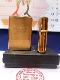 LA MÃ - BẬT LỬA ZIPPO MÀU VÀNG  LOẠI XƯỚC NGANG, Mọc La mã, Vỏ bằng đồng ruột thép có tem đỏ