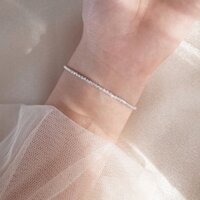 Lắc tay nữ xoắn tròn sáng lấp lánh.