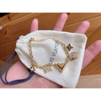 Lắc tay V titan mạ vàng không đen mới