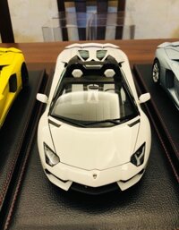 Lamborghini Aventador LP700-4 Roadster 1:18 AUTOart ( White )