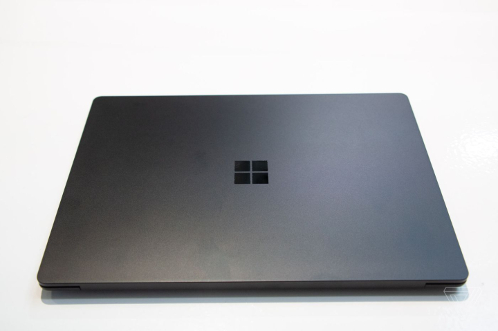 Laptop Microsoft Surface Laptop 2 - Intel core i5-8250U, 8GB RAM, SSD 128GB, Intel UHD Graphics 620, 13.5 inch