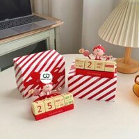 Lịch xúc xắc để bàn trang trí Giáng sinh Clarins