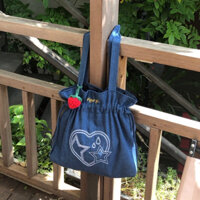 [littlebrown] Túi rút vải jean hình thêu có kèm quả dâu