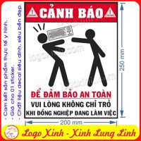 LOGO TEM STICKER KHÔNG CHỈ TRỎ KHI ĐỒNG NGHIỆP LÀM VIỆC ĐỂ ĐẢM BẢO AN TOÀN - BIỂN BÁO AN TOÀN LAO ĐỘNG VUI NHỘN